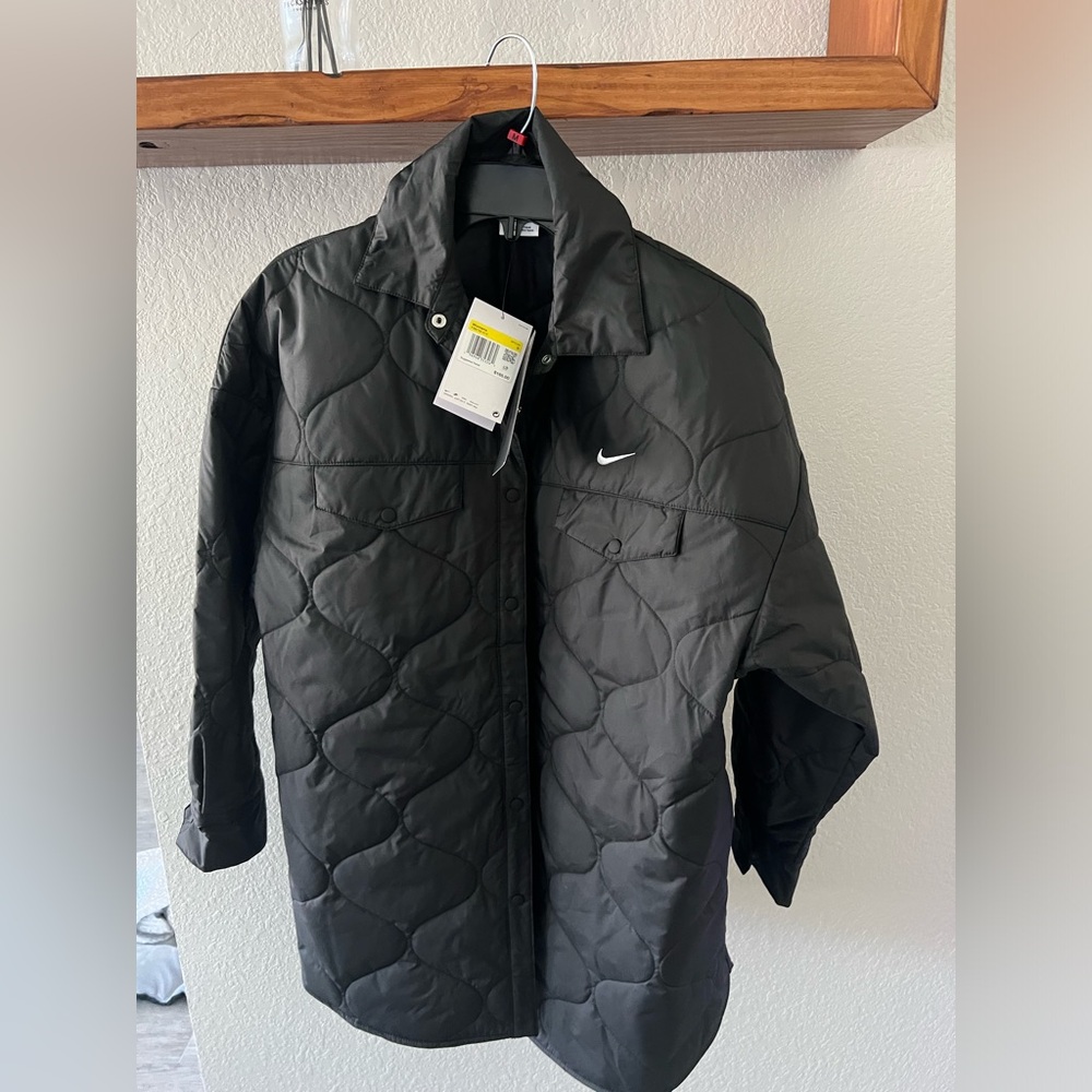 Black nike jacket with 2 front pockets. Oversized fit.